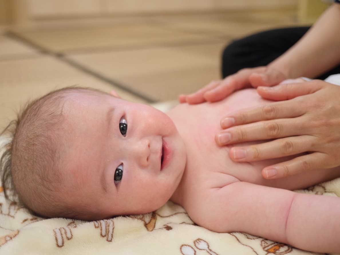 治療を受ける赤ちゃん